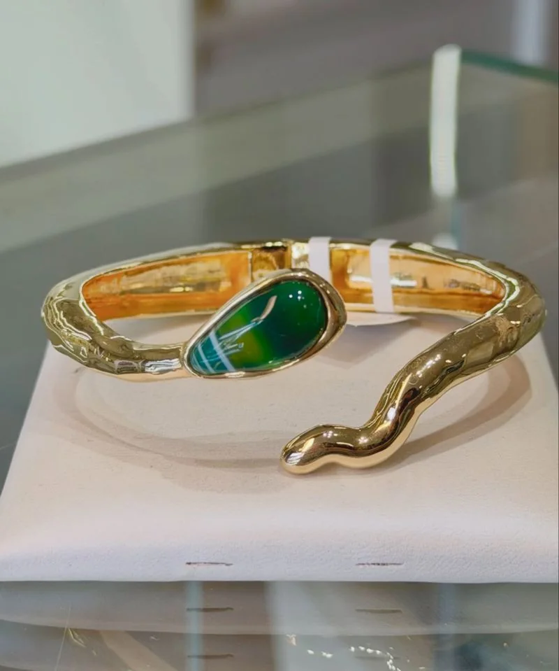Bracelete dourado em forma de serpente com pedra de ágata verde